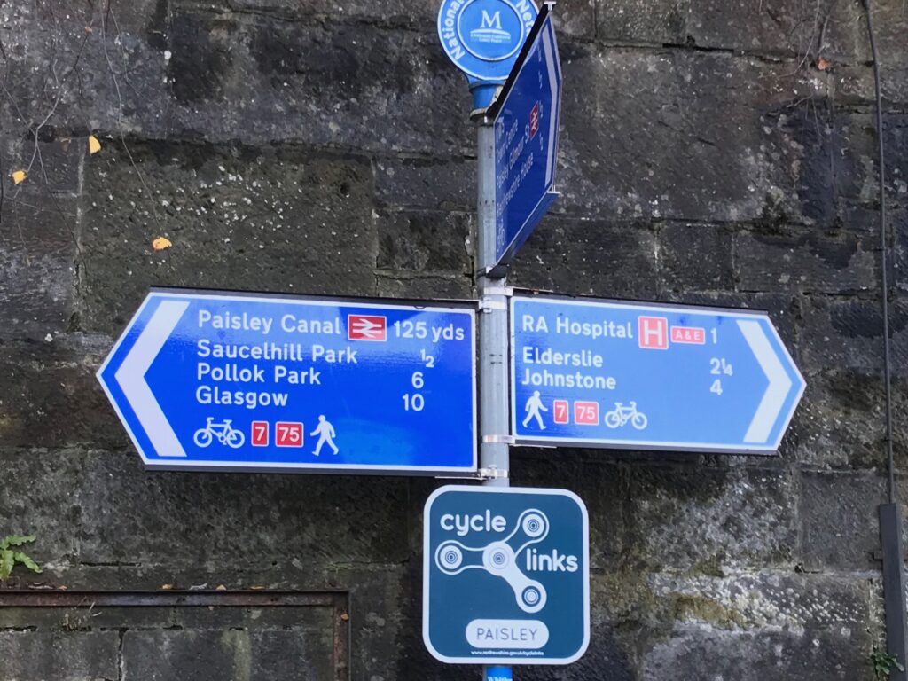 Cycle Routes in Scotland : Paisley - Lochwinnoch (NCN 7) - NCN signs at Paisley